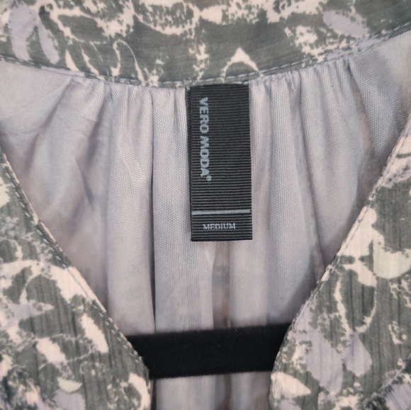 Vero Moda (M) Sleeveless Blouse - Picture 3 of 4